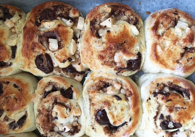 Pulla, jonka täytteestä löytyy omenaa, omaria ja&nbsp;suklaata