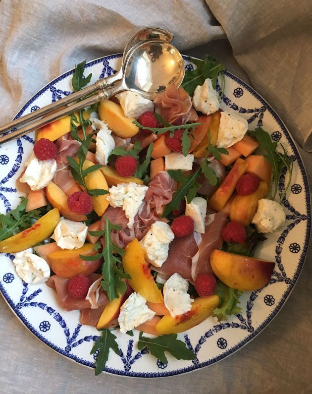 Parmankinkku-mozzarellasalaatti sopii perjantai-iltaan