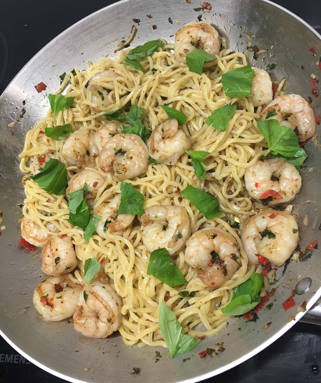 Pastaa ja paistettuja jättikatkaravun&nbsp;pyrstöjä