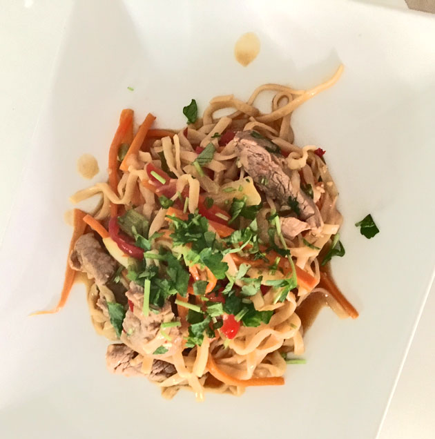 Nopea, helppo ja maukas possu-nuudelivokki