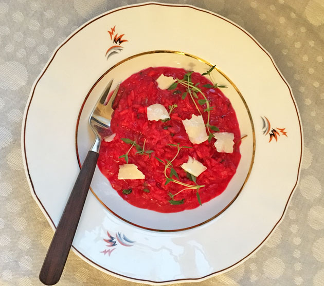 Punajuuririsotto säväyttää värillään