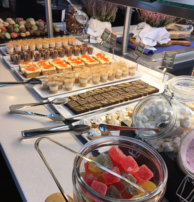 Viking Linen buffetin jälkiruokia