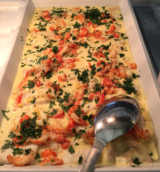 Viking Linen noutopöydän turskaa ja jokiravunpyrstöjä