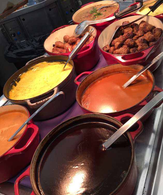 Viking Linen buffetin lämpimiä ruokia hauskoissa padoissas