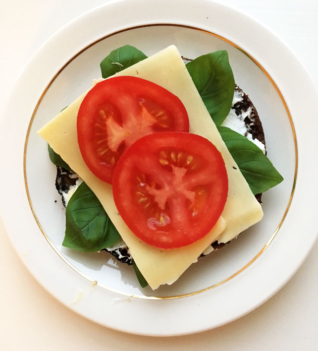 Paahdettu tositumma reissumies, vuohenjuustolevite, basilika, juusto, tomaatti