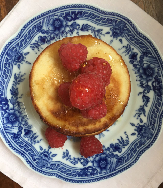 Amerikkaliset pannukakut ja vadelmia