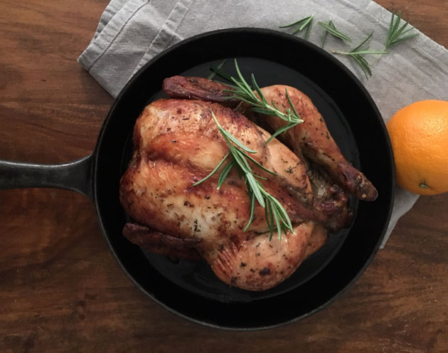 Kokoinainen broileri  kypsyy hitaasti uunissa meheväksi&nbsp;ateriaksi