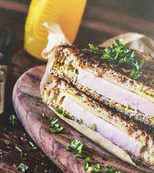 Lauantaimakkara-toast kirjasta Perinneruokaa prkl