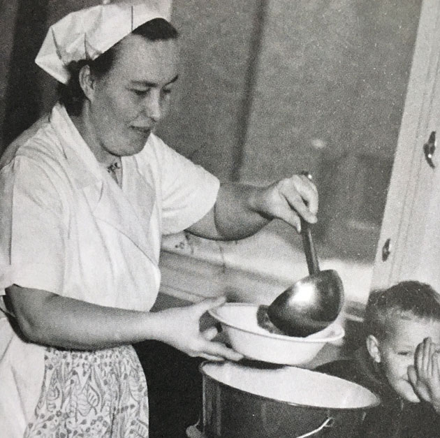 Ruoanjakaja kansakoulussa