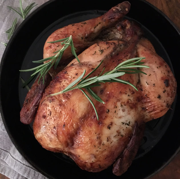 Kokonainen rosmariinilla ja sitruunalla maustettu uunibroileri
