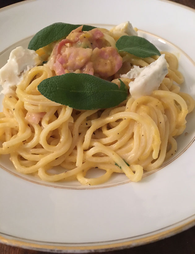 Salvialla maustettu kurpitsa-pekonipasta