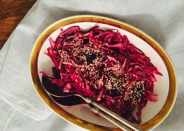 Limetillä maustettu punakaalisalaatti