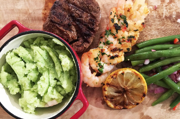 Surf and turf eli sisäfileepihvi, katkarapuvarras, papusalaatti ja&nbsp;basilikamuusi