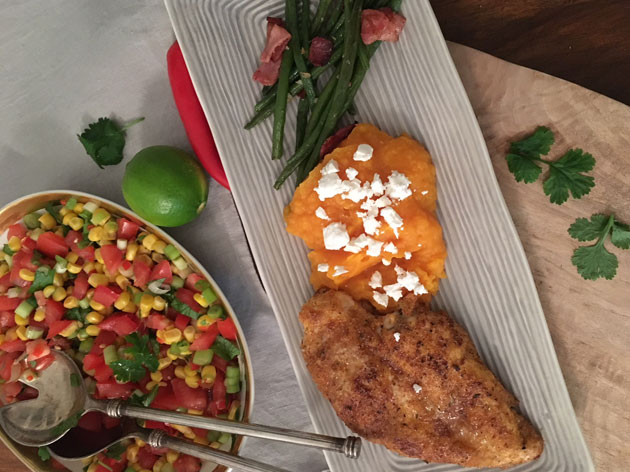 Cajun-maustettua broileria, bataattisosetta ja tomaatti-maissisalsaa