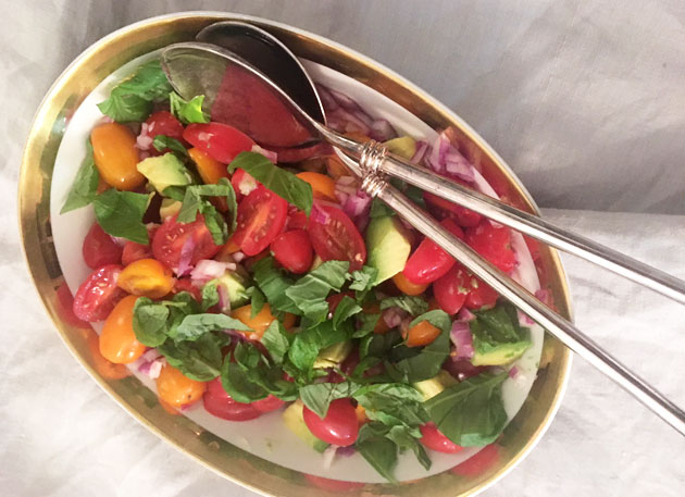 Avokado-tomaattisalaatti raikastuu limetillä