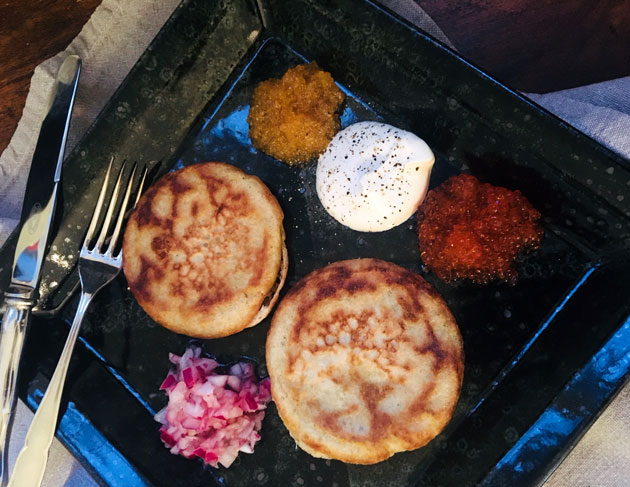 Blinit mädin ja marinoidun punasipulin&nbsp;kanssa