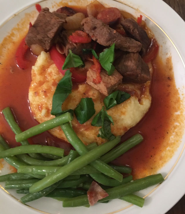 chorizolla maustettu lihapata, vihreitä papuja ja polentaa