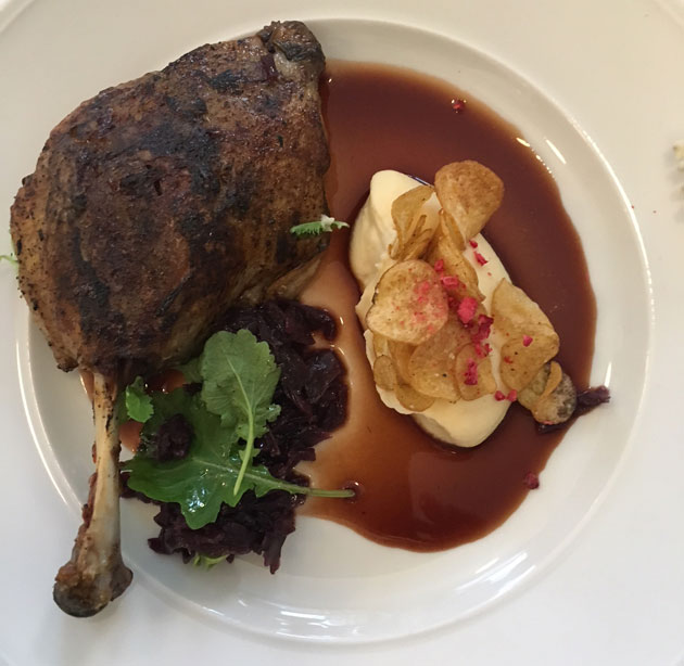 Hieta, ankankoipi, punakaali, pyree ja vadelmakastike