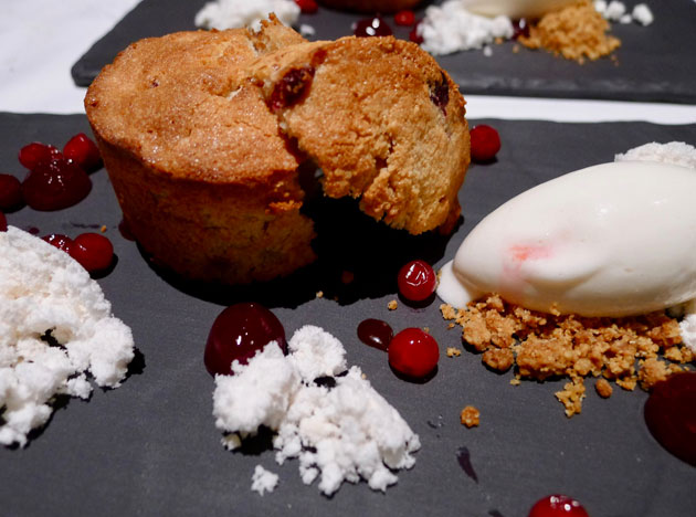 Restaurant Plaza, puolukkapiirakka ja piimäjäädyke