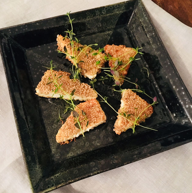 Seesaminsiemenillä paneroitu paistettu&nbsp;feta