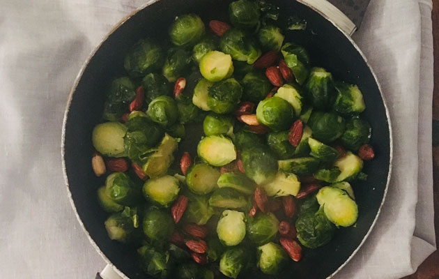 Paahdetut ruusukaalit hunajan ja manteleiden&nbsp;kanssa