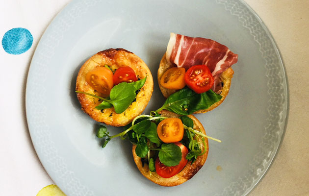 Pienet Västerbotten-juustopiiraat maistuvat&nbsp;brunsseilla