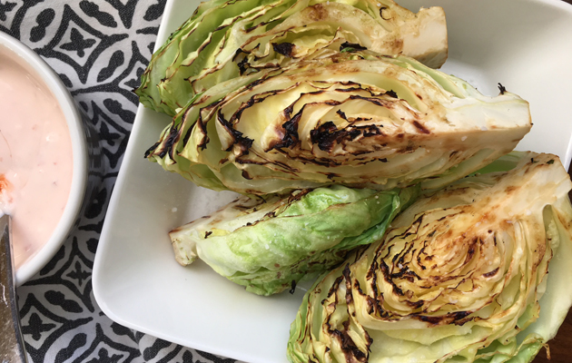 Grillattu varhaiskaali vie&nbsp;kielen