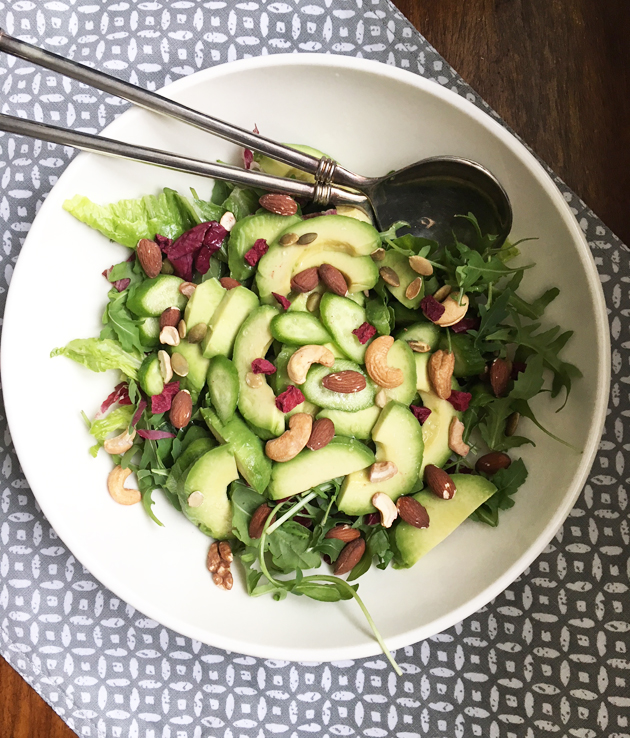 Rapsakat minikurkut avokado-pähkinäsalaatissa
