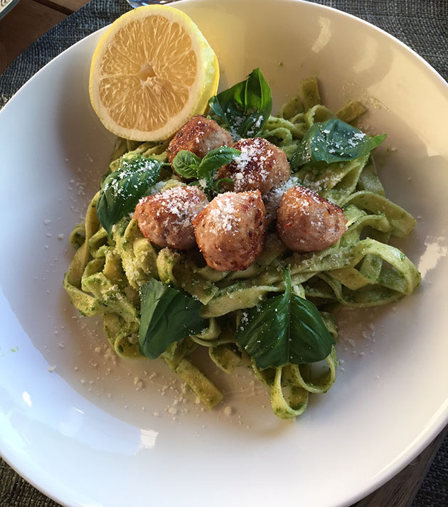 Fetalla maustetut broileripyörykät, pastaa ja&nbsp;pestoa