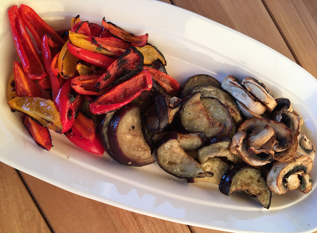 Grilattu munakoiso, paprika ja herkkusienet