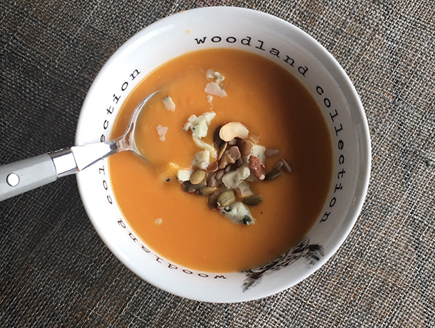 Paahdettu ja mausteinen myskikurpitsakeitto