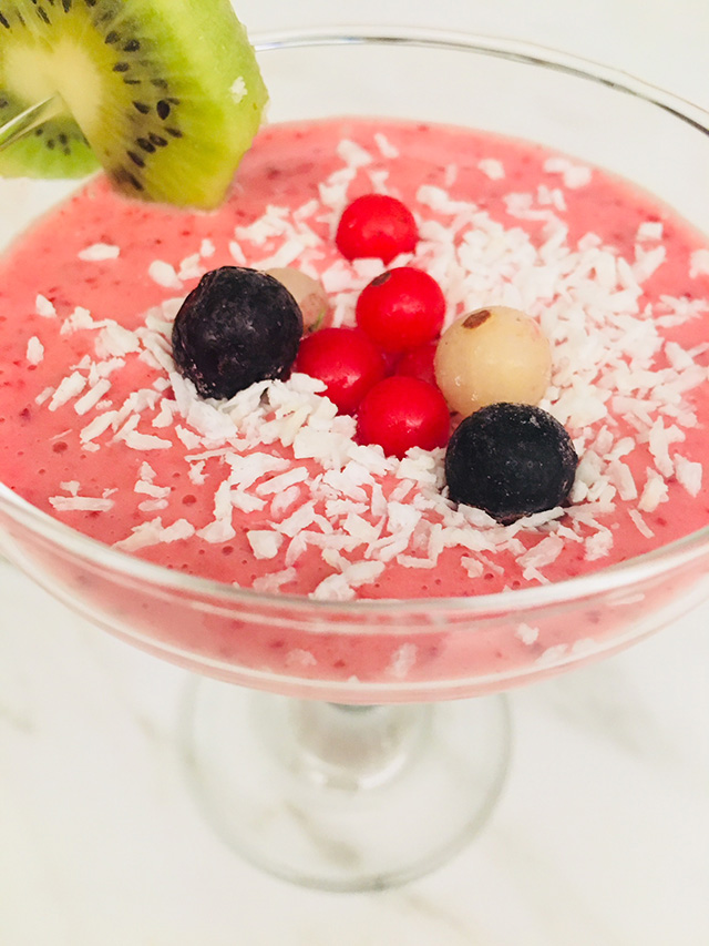 Mansikka-puolukkasmoothie piristää