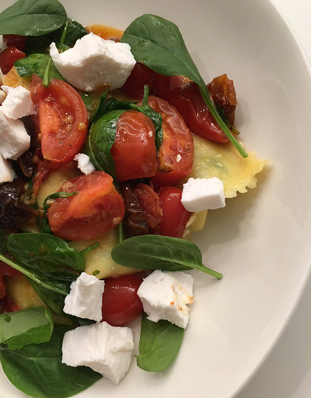 Kasvispasta vuohenjuustosta, tomaatista ja pinaatista – helppo, nopea ja&nbsp;herkullinen