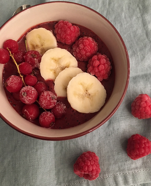 Mustikka-puolukkasmoothie muuttuu kulhossa&nbsp;aamiaiseksi