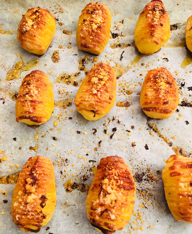 Savupaprikalla, sitruunalla ja parmesaanilla maustetut Hasselbackan perunat