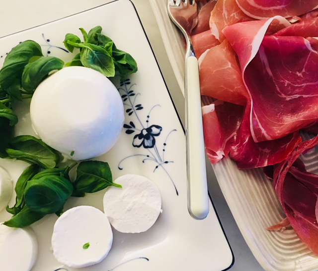 Burrata, parmankinkku, vuohenjuusto ja basilika