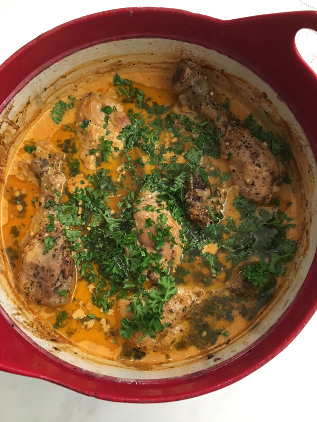 Lyonin kanaa – broilerinkoipia valkosipuli-viinietikkakastikkeessa