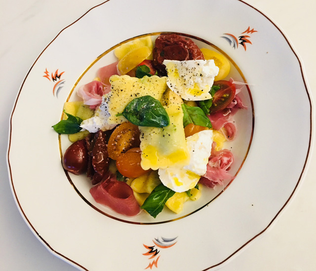 raviolit, burrata, parmankinkku, tomaatit