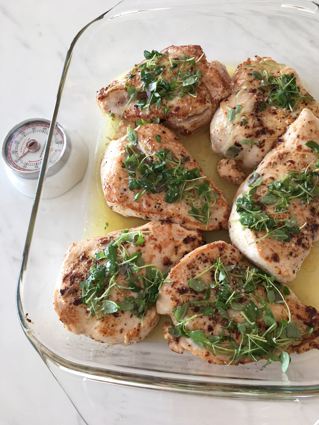 Mehevät broilerinfileet sitruunalla ja timjamilla maustettuna