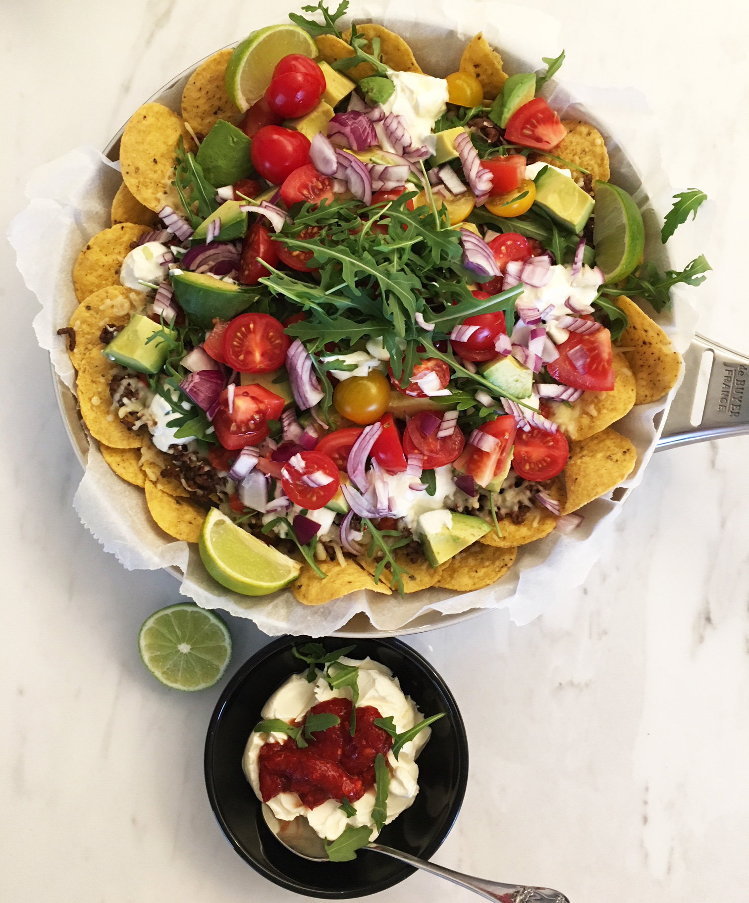 Nachopelti ja tuorejuusto sekä sambal oelek