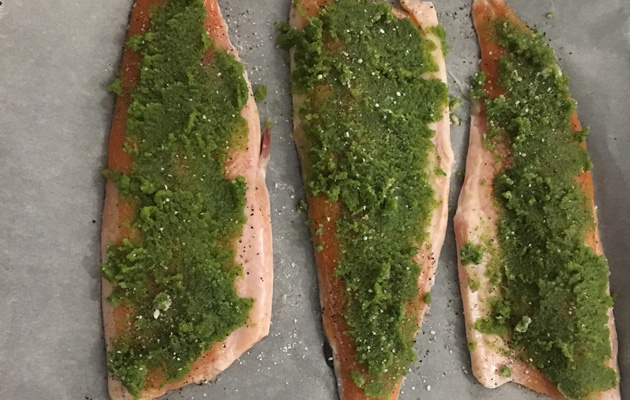 Persilja-parmesaanikuorrutettu nieriäfilee uuninpellillä