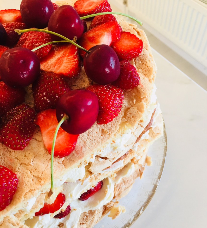 Britakakku saa täytteeksi mansikoita ja&nbsp;mascarponea