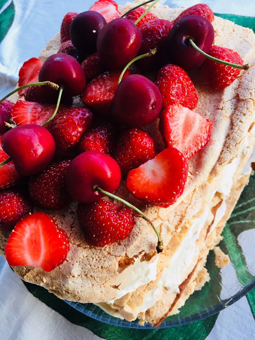 Britakakku mansikka-mascarponetäytteellä, koristeena mansikat ja kirsikat