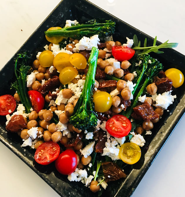 Kikherne-parsakaalisalaatti