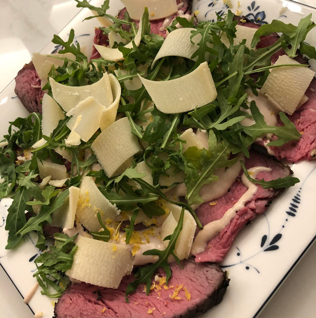 Paahtopaistia Vitello tonnatoon tapaan eli arrosto di manzo con&nbsp;tonnato