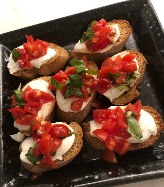 Vaahdotettu feta ja tomaattisalsa tekevät kuivahtaneesta leivästä&nbsp;herkun