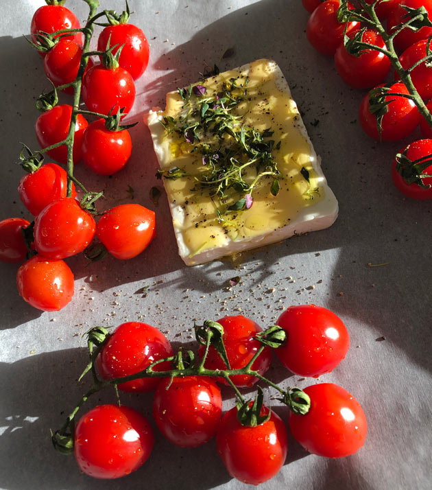 Uunifetaa ja kirsikkatomaatteja