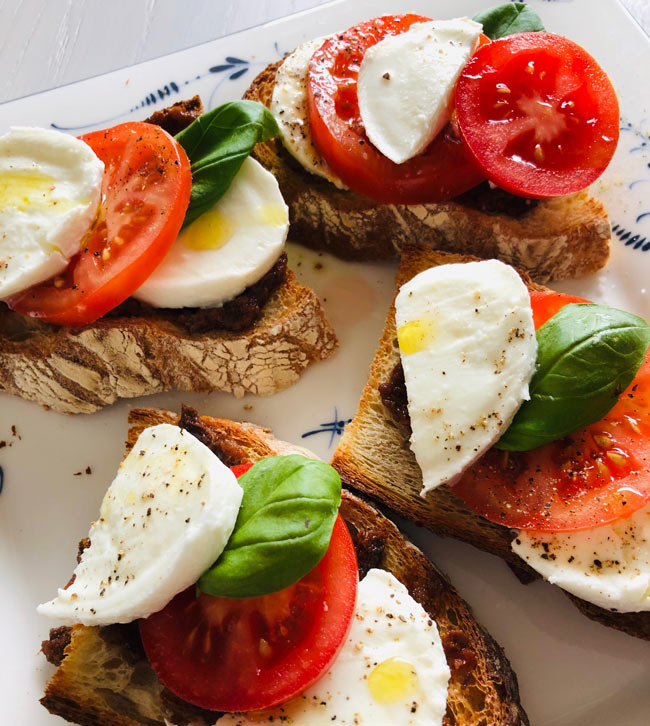 Mozzarella-tapenadeleivät