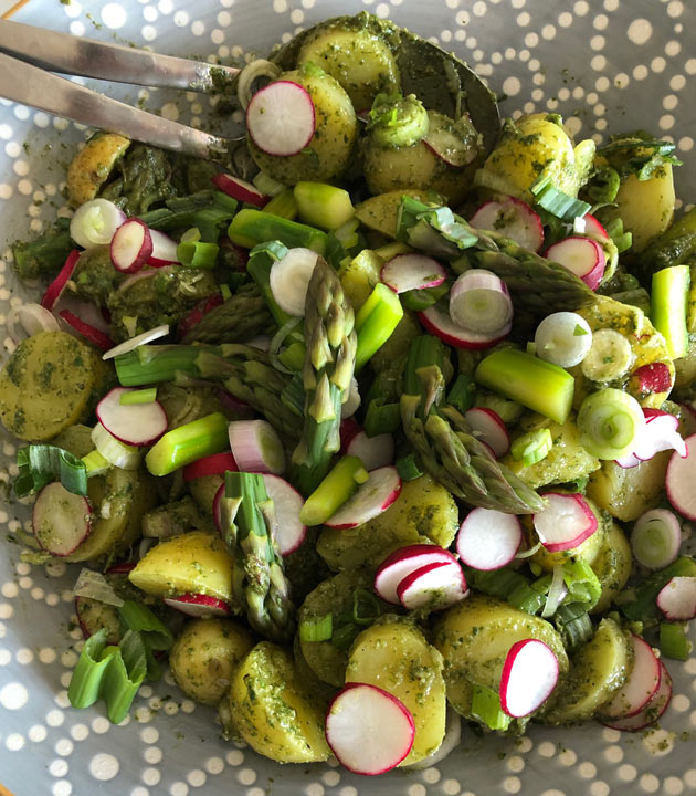 Vihreä perunasalaatti uusista&nbsp;perunoista