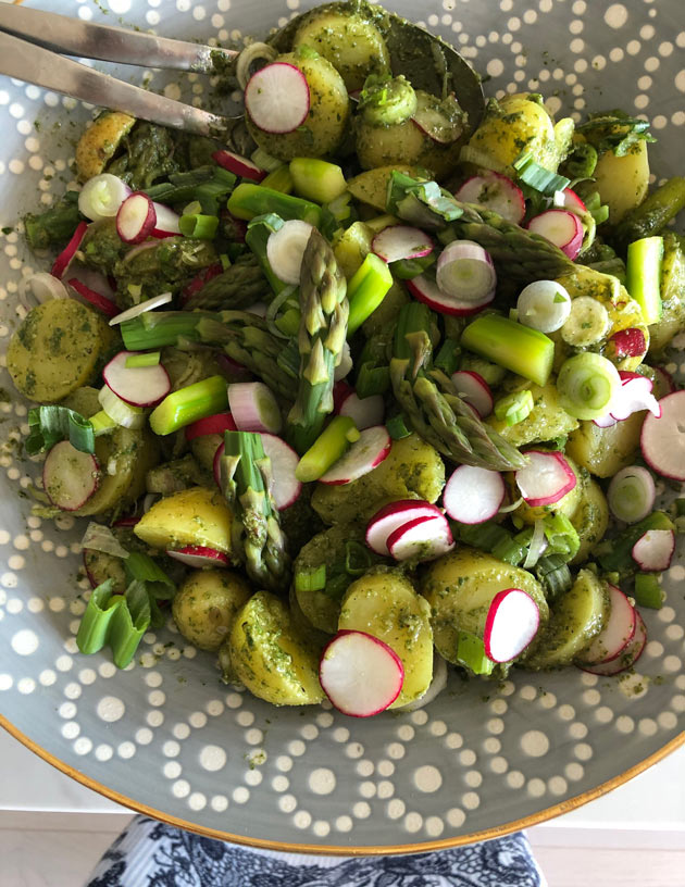 Vihreä perunasalaatti uusista perunoista eli varhaisperunoista